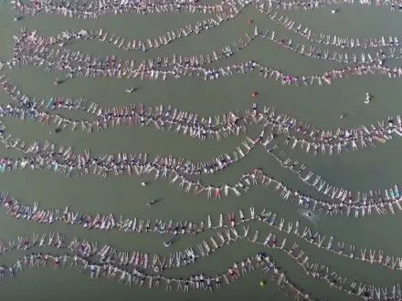 В Аргентині майже 2 тисячі плавців з’єдналися в ланцюжок, щоб побити світовий рекорд