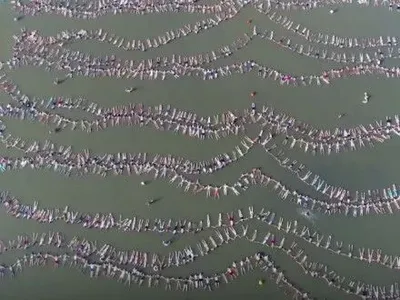В Аргентине почти 2 тысячи пловцов соединились в цепочку, чтобы побить мировой рекорд