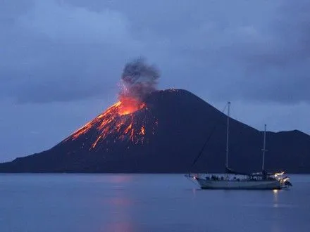 zyavilosya-video-viverzhennya-lavi-gavayskogo-vulkanu-u-vodi-okeanu
