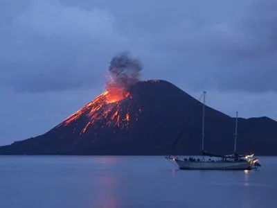 З’явилося відео виверження лави гавайського вулкану у води океану