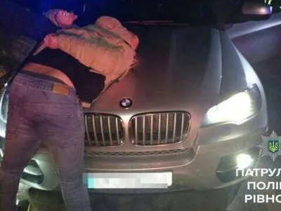 В Ровно водитель элитного внедорожника пытался таранить патрульные машины