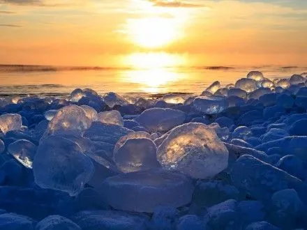 На острове Хоккайдо в Японии появились глыбы льда, похожие на драгоценные камни