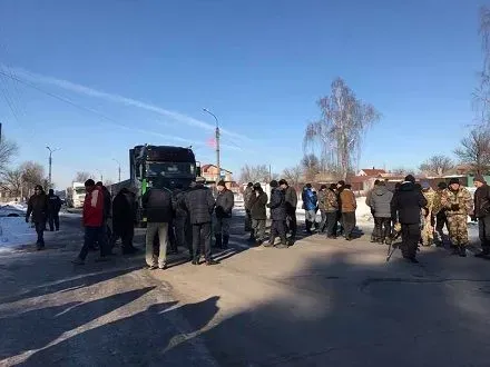 Участники АТО заблокировали движение на дороге "Смела-Каменка" в Черкасской области