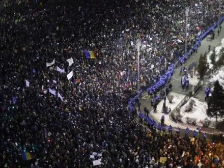 В Румынии на антиправительственные протесты вышли более 300 тыс. человек
