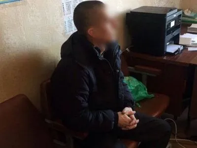 На КПВВ "Новотроїцьке" поліцейські затримали бойовика