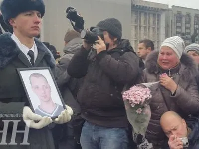 У Києві тисячі українців прийшли попрощатися з військовими, що загинули в Авдіївці