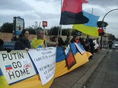 Близько 100 українців у Римі пікетували посольство Росії через події в Авдіївці