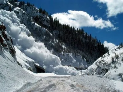 Наслідки сходження п′яти лавин усунули закарпатські дорожники