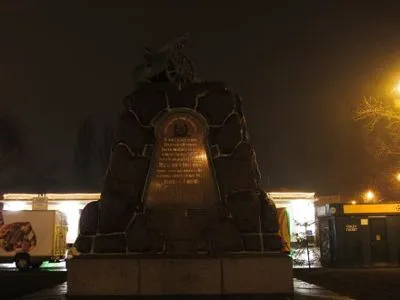 У КМДА не планують зносити пам’ятник-гармату на Арсенальній площі