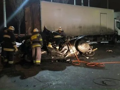 В результате столкновения BMW и грузовика в Киеве погибли три человека