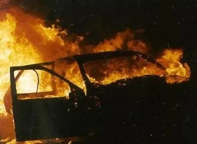 В Житомире горели два автомобиля, в одном из них обнаружили след от пули