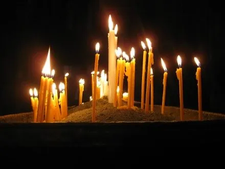 В России возбудили дело из-за прикуривания сигареты от свечи в церкви