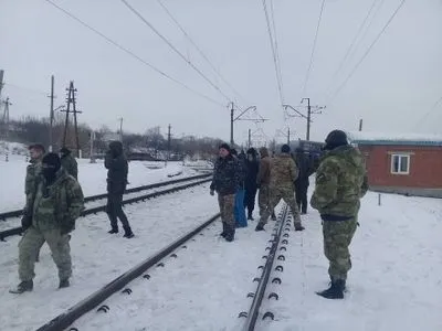Около 10 активистов продолжают блокаду железнодорожного пути в Луганской области - полиция