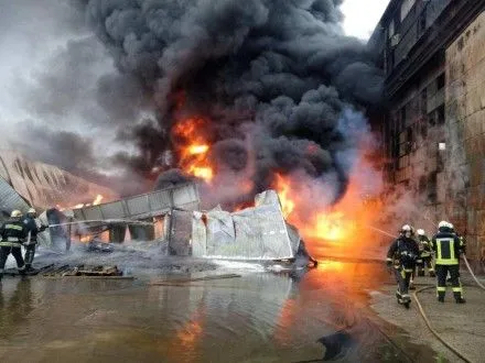Спасатели локализовали пожар на складе горюче-смазочных материалов в Киеве