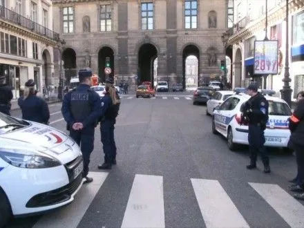 Уряд Франції заявив про "терористичний характер" нападу біля Лувру