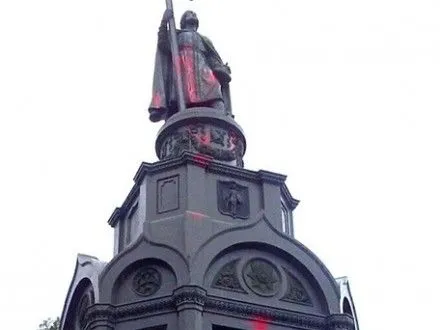 В Минкульте объяснили, почему памятник Владимиру в Киеве до сих пор облит красной краской