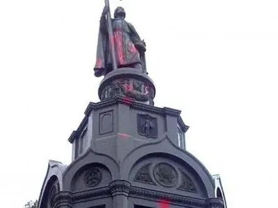 В Минкульте объяснили, почему памятник Владимиру в Киеве до сих пор облит красной краской