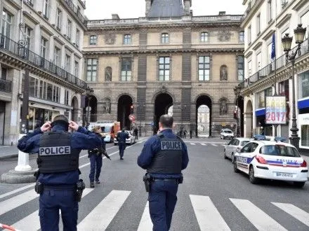 Неизвестный с мачете напал на военного в Париже