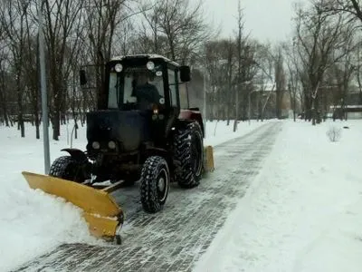 На прибирання доріг Києва залучено 242 одиниці спецтехніки