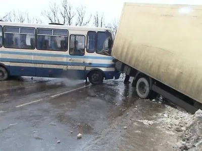 Рейсовый автобус столкнулся с фурой во Львовской области