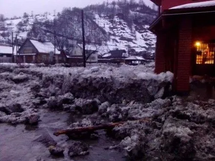 В результате осадков в Закарпатской области подтоплены домохозяйства и автодороги