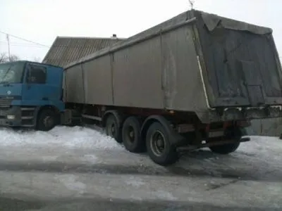 На Дніпропетровщині вантажівка з гречкою в'їхала в будинок, потрощивши стіни