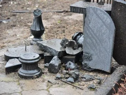 В результате обстрела "Градами" в Сартане повреждено кладбище