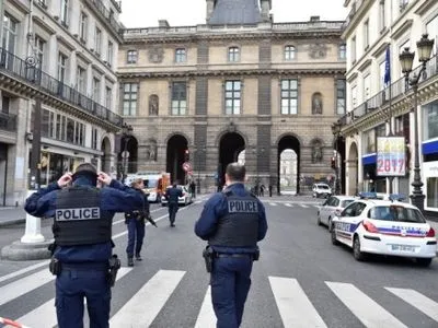 Влада Франції визначила національність учасника інциденту біля Лувру