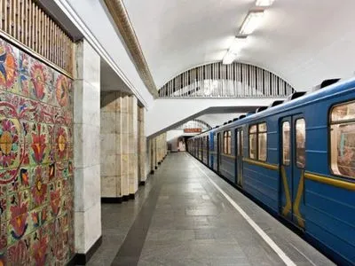 Станция метро "Крещатик" возобновила работу после сообщения о заминировании