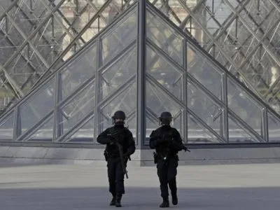 Нападающий на полицейских в Лувре отказался давать показания