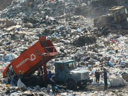 В Черкасской области перевернулся грузовик с львовским мусором