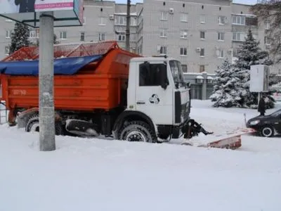 В уборке улиц и дорог Киева задействованы более 260 единиц техники