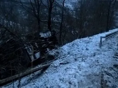 Автобус с пассажирами сорвался с 15-метрового обрыва в Закарпатской области