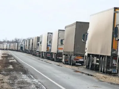 Из-за неблагоприятных погодных условий ограничили движение грузовиков в Винницкой области