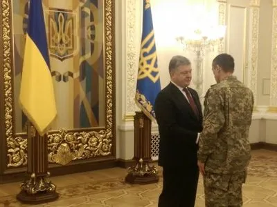 Президент отметил государственными наградами военных и спасателей, которые защищали Авдеевку