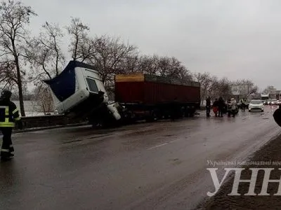 На трассе Одесса-Киев перевернулся грузовик