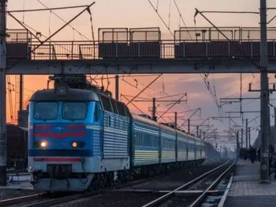 Пасажирський потяг збив на смерть чоловіка на Харківщині