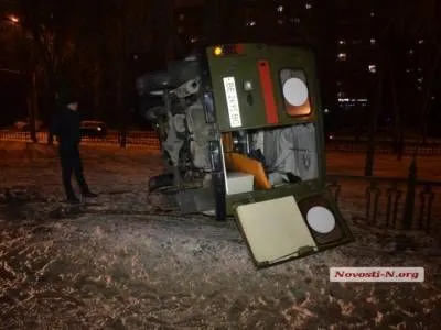 СМИ: в центре Николаева перевернулся автомобиль скорой помощи