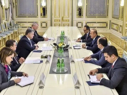 П.Порошенко провел встречу с Министром иностранных дел Турции