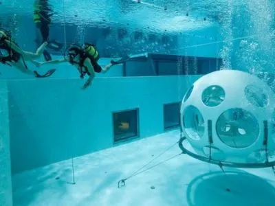 В Брюсселе открыли подводный ресторан