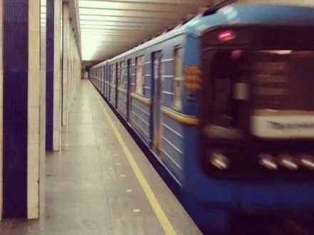zhinka-vpala-na-koliyi-u-kharkivskomu-metro
