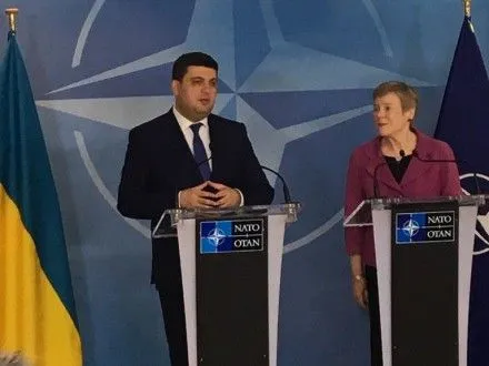 Руководство НАТО может посетить Украину уже летом - В.Гройсман