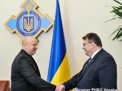 А.Турчинов обсудил с министром иностранных дел Литвы ситуацию на Донбассе