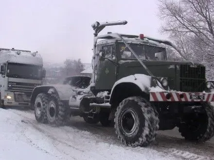 За сутки в Украине спасатели извлекли из сугробов "скорые", грузовики и автобус