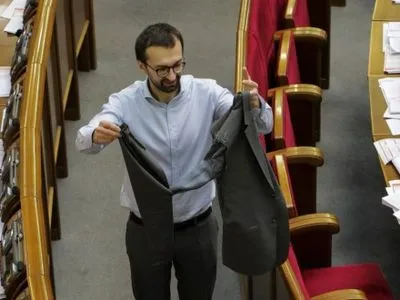 Нардепу в ВР оторвали рукав на пиджаке