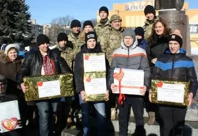 Школярі Рівного подарували військовим дві тисячі "валентинок"