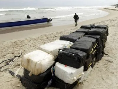 Волны выбросили на берег Англии мешки с 360 кг кокаина