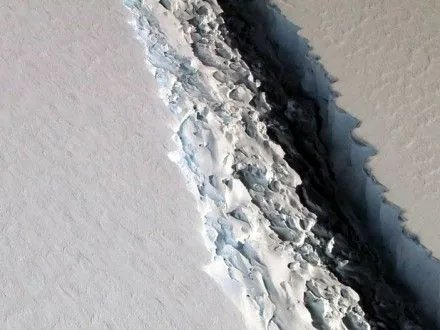 naybilshiy-aysberg-mozhe-vidkolotisya-vid-antarktichnogo-lodovika