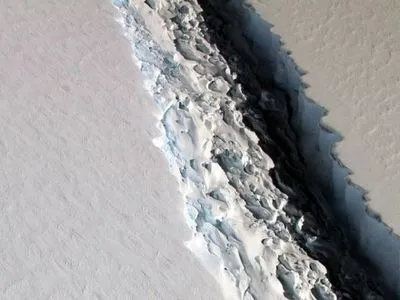 Самый большой  айсберг может отколоться от антарктического ледника
