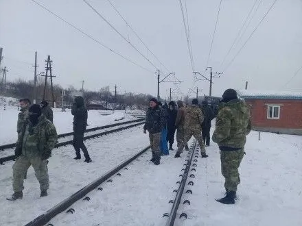 Активисты продолжают блокировать железнодорожные пути в Луганской области - полиция